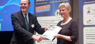 NEN overhandigt praktijk richtlijn inzake de bouw van waterstoftankstations aan minister van der Hoeven.